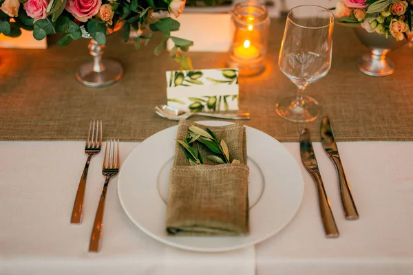 Тарелка за свадебным столом деревенская — стоковое фото