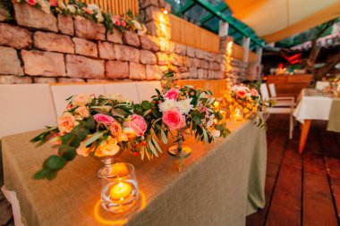 Rustik tarzı düğün masada çiçek kompozisyonlar. Düğün süslemeleri kendi elleriyle.