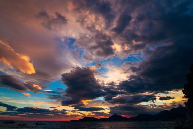 Dağlar ve deniz üzerine Karadağ günbatımı