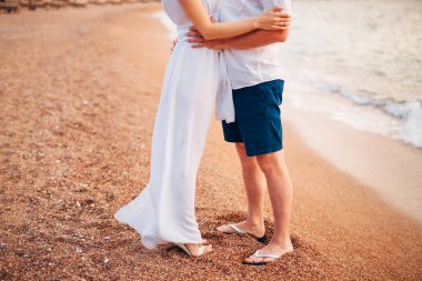 Yeni evliler birbirlerine Karadağ'sarılmak