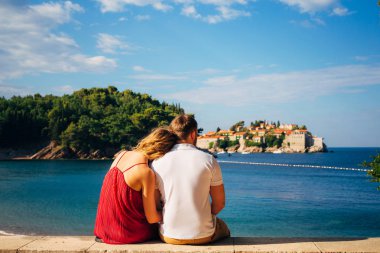 Genç bir çift hugs ve, Sveti Stefan Adası görünüyor