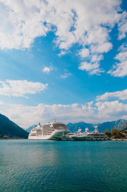 Cruise liner Boka Kotor Körfezi içinde