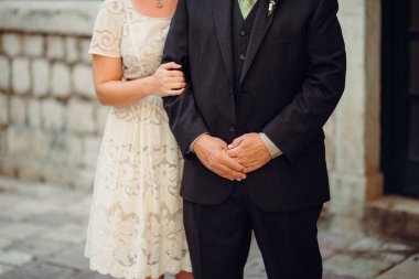 Gelin ve damat gün açık havada yürüyüş düğününde Doğa bahar