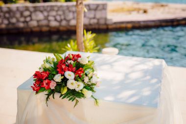 Düğün töreninde çiçek kompozisyonlar