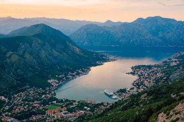 Kotor Körfezi ile kuş-göz görüş. Kotor şehir, Muo, Prcan