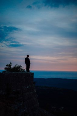 Mount Lovcen üzerinde günbatımında siluetleri