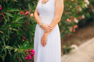 Eller açık yakın çekim.