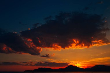 Dağlar ve deniz üzerine Karadağ günbatımı