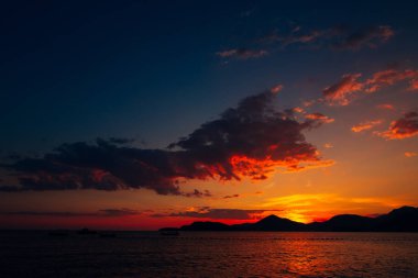 Dağlar ve deniz üzerine Karadağ günbatımı