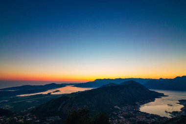 Dağlar ve deniz üzerine Karadağ günbatımı