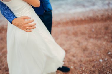 Yeni evliler birbirlerine Karadağ'sarılmak