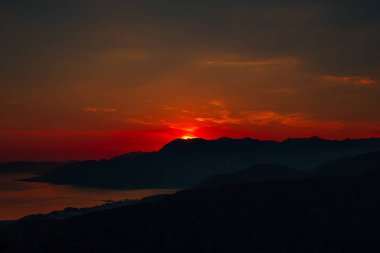 Dağlar ve deniz üzerine Karadağ günbatımı