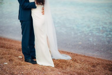 Kadın ve erkek ayakları kuma