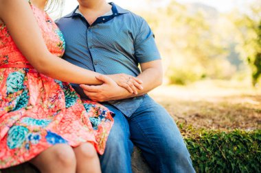 Yeni evliler birbirlerine Karadağ'sarılmak