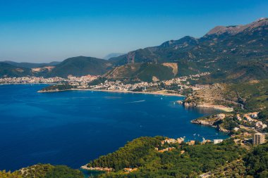 Budva Rivierası'nın kıyı şeridi Panoraması