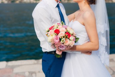 Gelinin elinde düğün buketi