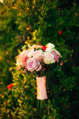 Yeşil arka planda düğün buketi