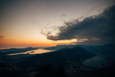 Dağlar ve deniz üzerine Karadağ günbatımı