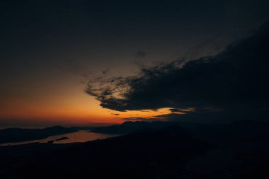 Dağlar ve deniz üzerine Karadağ günbatımı