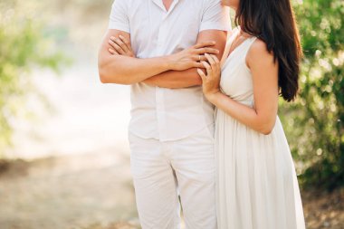 Yeni evliler birbirlerine Karadağ'sarılmak