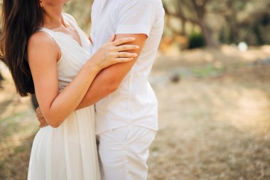 Yeni evliler birbirlerine Karadağ'sarılmak