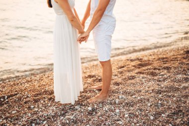 Gelin ve damat el ele tutuşuyorlar..