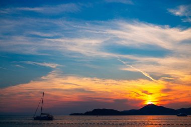 Dağlar ve deniz üzerine Karadağ günbatımı
