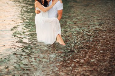 Kadın ve erkek ayakları kuma