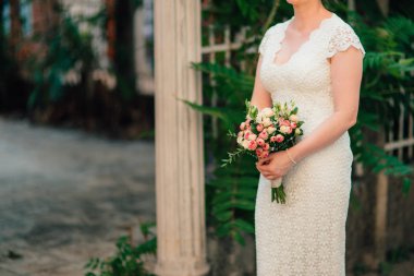 Gelinin elinde düğün buketi