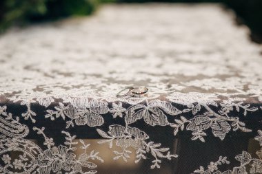 Alyans çim taşları üzerinde