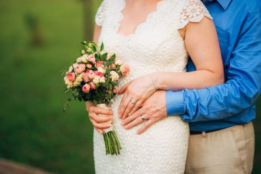 Gelinin elinde düğün buketi