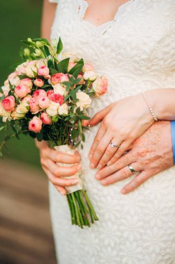 Gelinin elinde düğün buketi