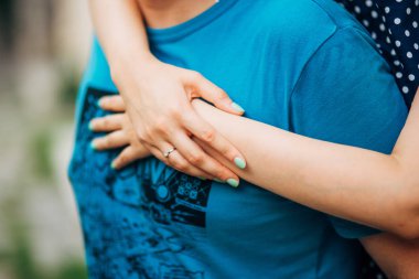 Gelin ve damat gün açık havada yürüyüş düğününde Doğa bahar