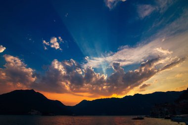 Dağlar ve deniz üzerine Karadağ günbatımı