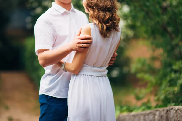 Yeni evliler birbirlerine Karadağ'sarılmak — Stok fotoğraf