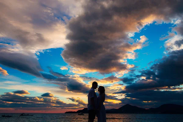 Silhouette di coppie vicino a Sveti Stefan — Foto Stock