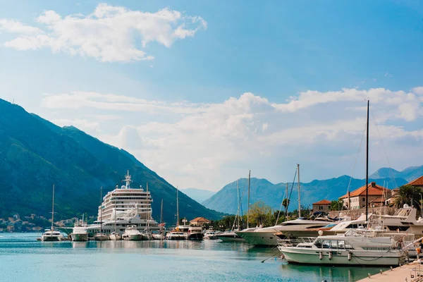 Cruzeiro no Boka Bay de Kotor — Fotografia de Stock