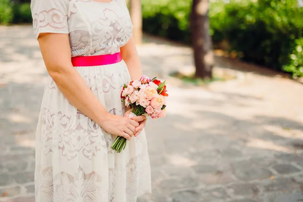 Bouquet nuziale in mani della sposa — Foto Stock