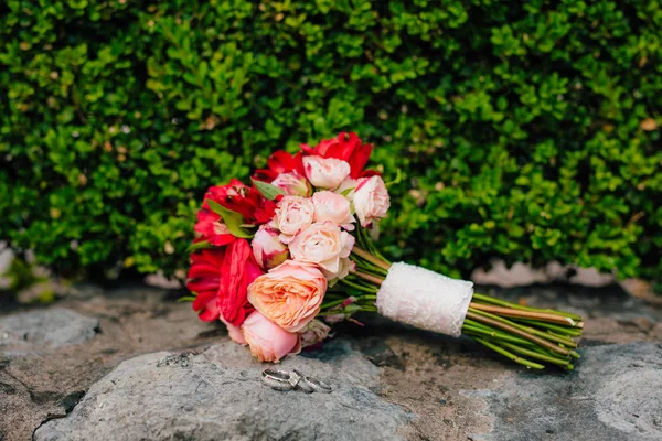 Ramo de boda sobre un fondo de piedra — Foto de Stock