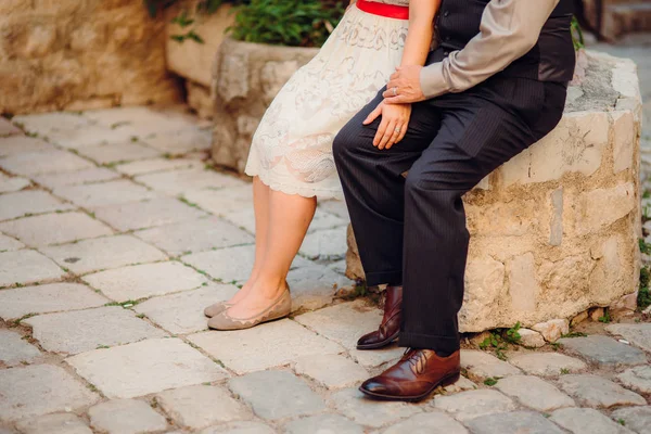 Pies femeninos y masculinos en el pavimento —  Fotos de Stock