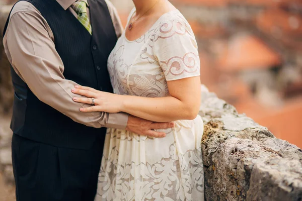 Jonggehuwden omhelzen elkaar in Montenegro — Stockfoto