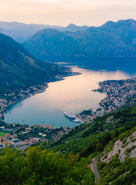 A Kotori-öbölben a madarak-szem kilátás. A Muo Kotor városa Prcan — Stock Fotó