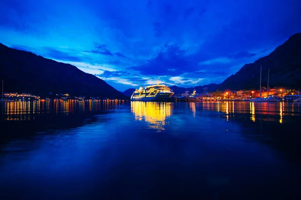 Cruise liner in the Boka Bay of Kotor — Stock Photo, Image