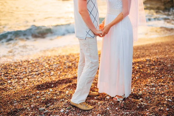 Brud- och brudgummen håller varandra i handen. — Stockfoto