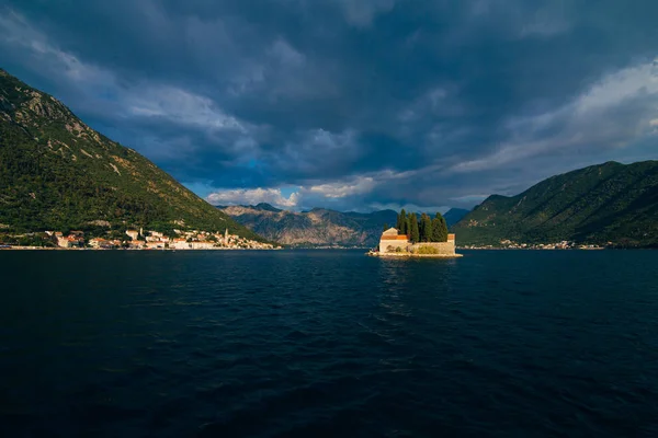 L'isola di Gospa od Skrpela nel Golfo di Boko-Kotorsky — Foto Stock