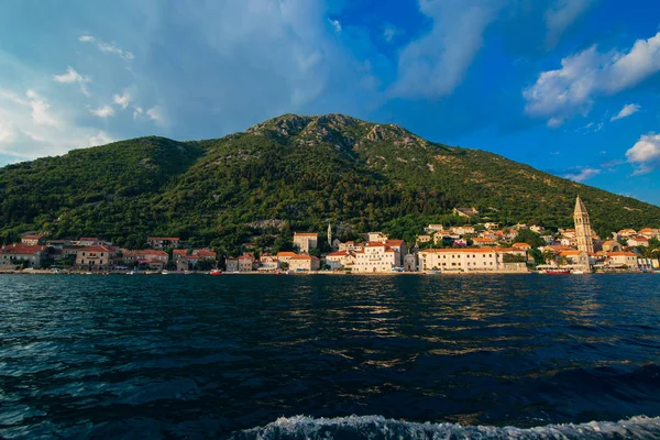 A antiga cidade piscatória de Perast na costa de Kotor Bay — Fotografia de Stock