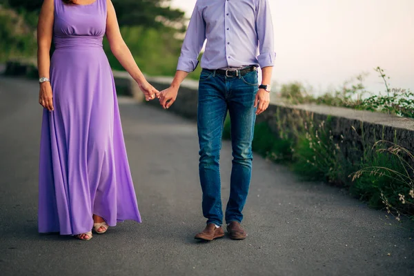 Gelin ve damat el ele tutuşuyorlar.. — Stok fotoğraf