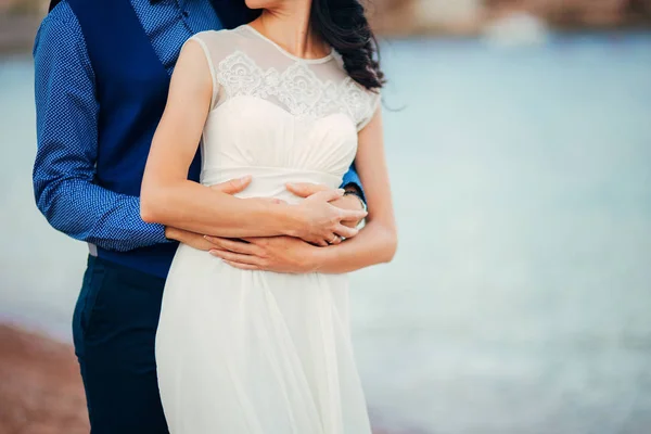 Gli sposi si abbracciano in Montenegro — Foto Stock