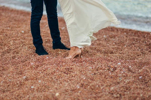 Mulheres e homens pés na areia — Fotografia de Stock