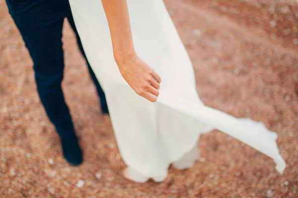 Kadın ve erkek ayakları kuma — Stok fotoğraf